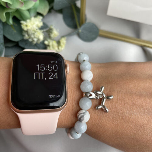 Браслет из голубого кварца и говлита с собачкой