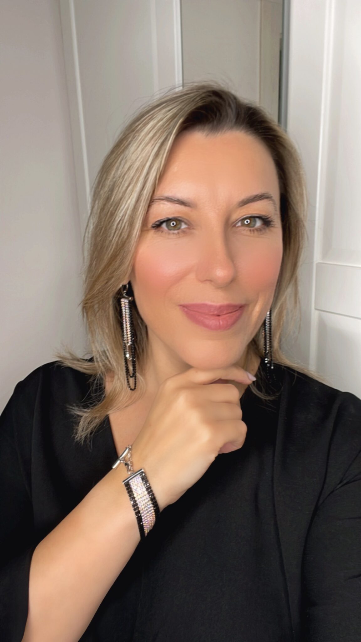 Комплект серьги и браслет с черно-белыми стразами Virossa Jewelry