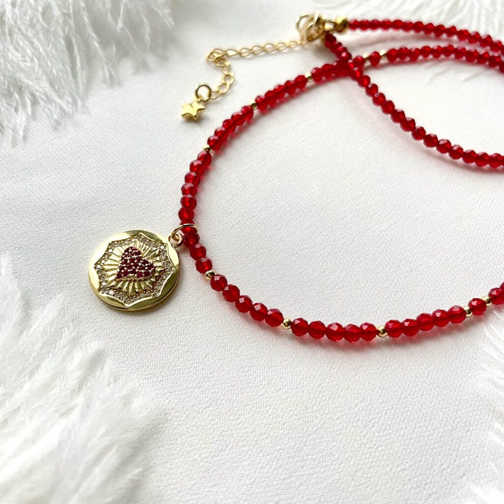 Какие украшения надеть на Новый год 2026