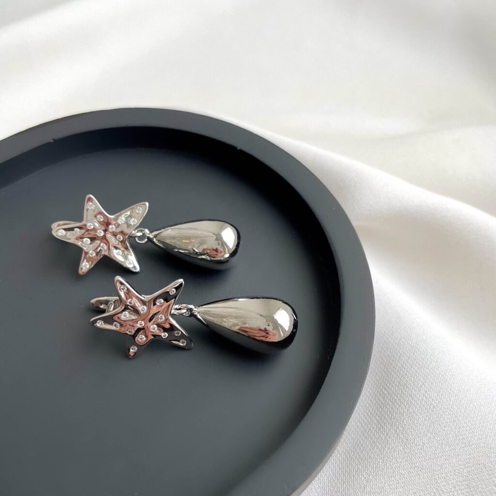 Какие украшения надеть на Новый год 2026