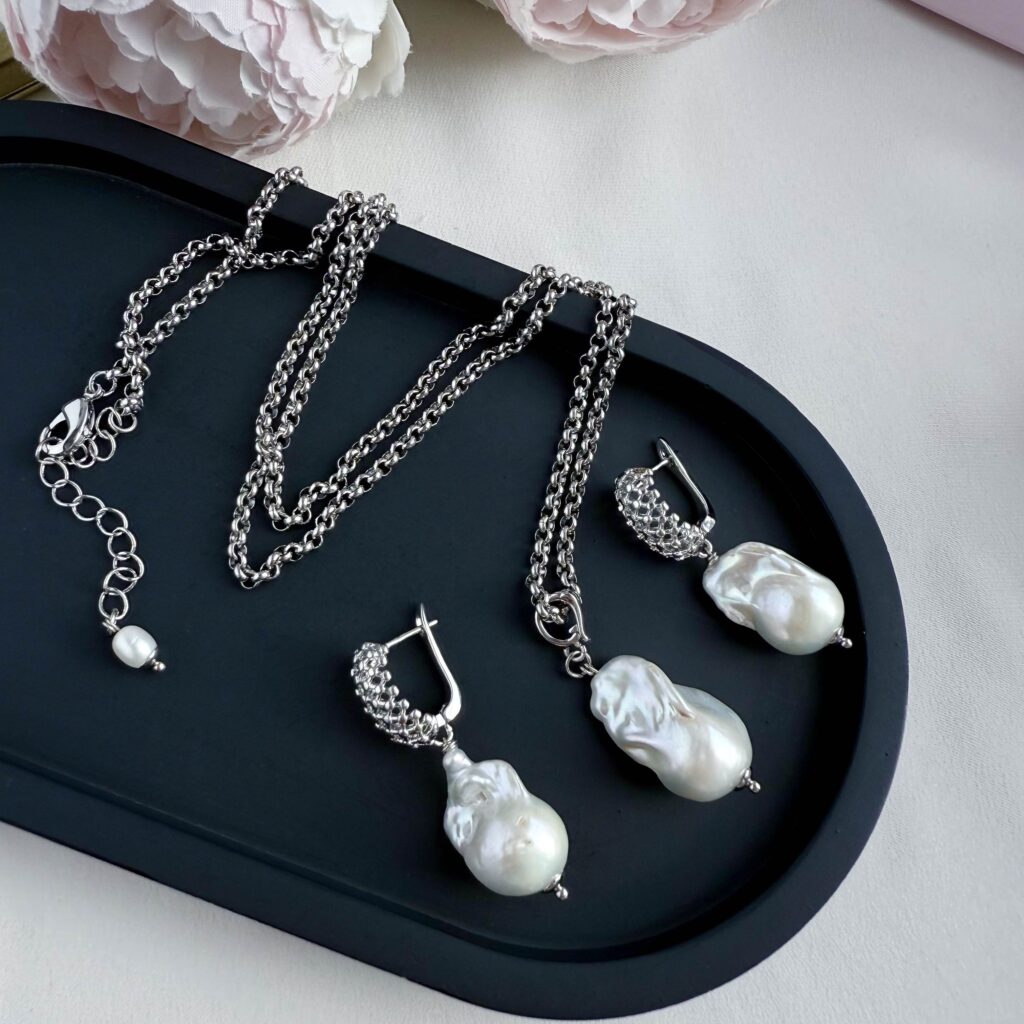 Какие украшения надеть на Новый год 2026